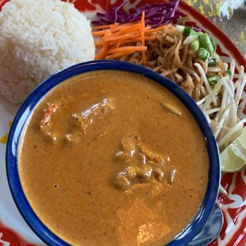 Sno Thai Café - Steam rice , Massaman Curry beef & Pad Thai. This was the lunch combo plate - Thai Near Me - Snoqualmie, Washington Sno Thai Café - Steam rice , Massaman Curry beef & Pad Thai. This was the lunch combo plate - Thai Near Me - Snoqualmie, Washington