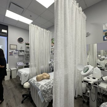 I M Beauty School - Inside facial room - Hair Salons Near Me - Glenview, Illinois I M Beauty School - Inside facial room - Hair Salons Near Me - Glenview, Illinois