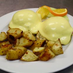Pinky's - Classic Eggs Benedict