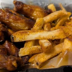 Niyah's Southern Grill - Chicken wings with fries