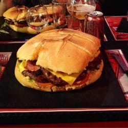 HOB's House Of Burgers - Le légendaire Tony's Burger : 6 steaks, oeufs, salade, tomate et sauce burger ! Dessert offert si fini en intégralité !