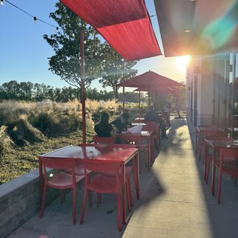 Dave's Hot Chicken - Outdoor seating - Chicken Shop Near Me - Wesley Chapel, Florida
