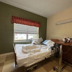 Memorial City Health and Rehabilitation Center - Supposedly a bariatric bed. Notice how the mattress doesn't fit the bed frame. Asked and was never corrected.