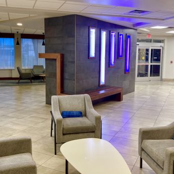 DoubleTree by Hilton Omaha Southwest - DoubleTree Omaha Lobby - Hotels Near Me - Omaha, Nebraska