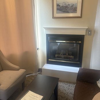 North Cliff Hotel - Sitting area with fireplace - Hotels Near Me - Fort Bragg, California