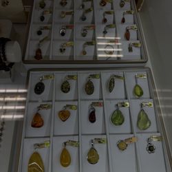 永安百貨 - Amber pendants