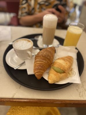 Foto de Rosa Salva - Venezia, VE, IT. Classic croissant, Pitaschio cream croissant, cappuccino, cafe latte, fresh orange juice