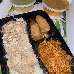Tofu on a bed of rice with Red Curry sauce, mushrooms and Pad Thai