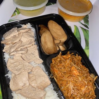 7 Elephants - Tofu on a bed of rice with Red Curry sauce, mushrooms and Pad Thai - Thai Near Me - New York, New York