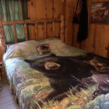 Absaroka Mountain Lodge - Main bed in the Grizzly's Den - Hotels Near Me - Cody, Wyoming