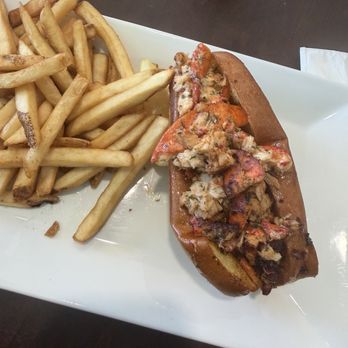 Catch 25 - Lobster roll (hot in butter) - Seafood Near Me - Hollister, California
