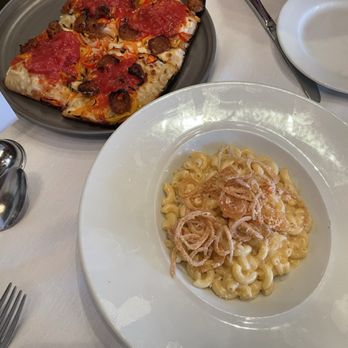 Crossroads Kitchen - Mac and cheese and pepperoni pizza - Vegan Near Me - Los Angeles, California Crossroads Kitchen - Mac and cheese and pepperoni pizza - Vegan Near Me - Los Angeles, California
