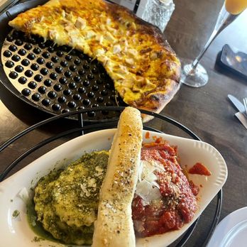 Viney's Italian Kitchen - Spinach Ravioli half Marinara half Pesto Basil - Italian Near Me - Sonora, California