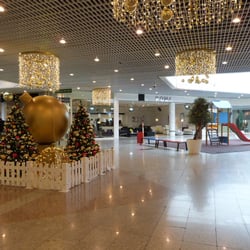 Centre Commercial Saint-Orens - L'intérieur avec les décos de Noël et un petit coin avec des jeux pour enfants!