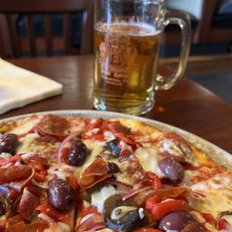 Pizza with kalamata olives, mushrooms and dried tomatoes