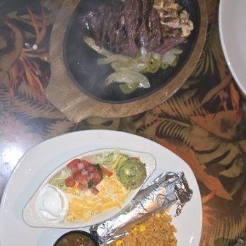 Rainforest Cafe - Fajitas combo - American Near Me - Grapevine, Texas