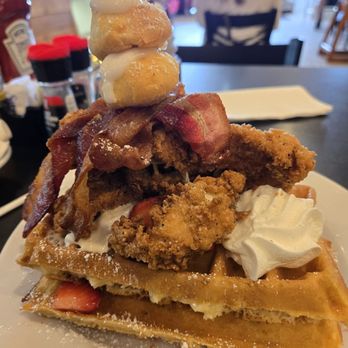 Maple Leaf Diner - Chicken, bacon and waffles - American Near Me - Dallas, Texas Maple Leaf Diner - Chicken, bacon and waffles - American Near Me - Dallas, Texas