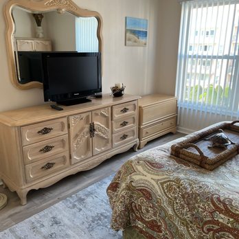 Seapointe On Diamond Beach - Bedroom with cable TV - Vacation Rentals Near Me - Wildwood Crest, New Jersey Seapointe On Diamond Beach - Bedroom with cable TV - Vacation Rentals Near Me - Wildwood Crest, New Jersey