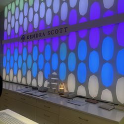 Kendra Scott - Counter background