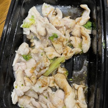Yang Chow - Chicken with Broccoli - Chinese Near Me - Pasadena, California