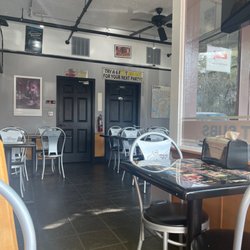 Larry's Giant Subs - Dining room