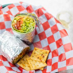 Dürty Nelly's Pub - Deli - Veggie wrap + hot crackers
