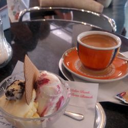 2 Bällchen Eis und Kaffee Krema - so mag ich das.