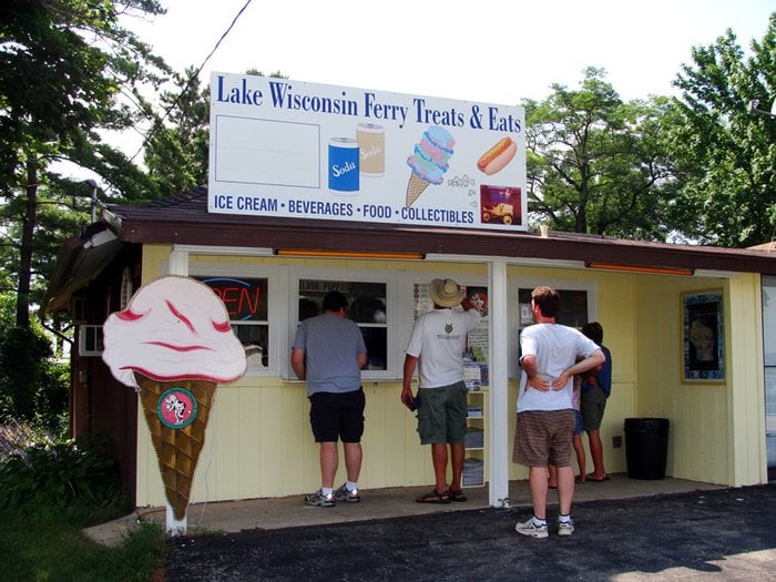 Lake Wisconsin Ferry Treats & Eats Logo