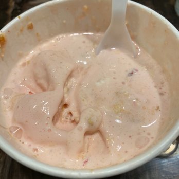 Cold Stone Creamery - Strawberry cream - Ice Cream & Frozen Yogurt Near Me - Fresno, California