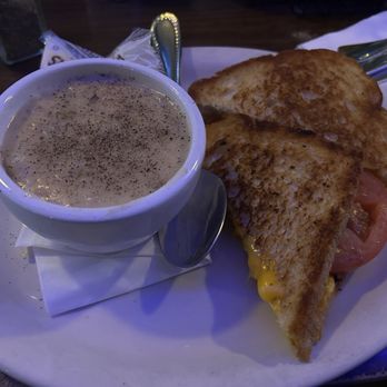 Blue Moon Lounge - Grilled Cheese with Tomato sandwich and clam chowder = Delicious - New American Near Me - McMinnville, Oregon