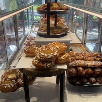 Paris Baguette - Show case - Bakeries Near Me - Honolulu, Hawaii Paris Baguette - Show case - Bakeries Near Me - Honolulu, Hawaii