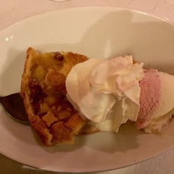 Restaurant Schrøder - Varm eplekake med is og krem