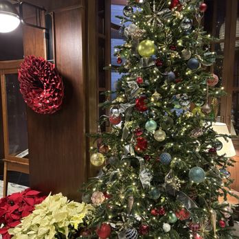 Perry Lane Hotel - Tree in lobby - Hotels Near Me - Savannah, Georgia Perry Lane Hotel - Tree in lobby - Hotels Near Me - Savannah, Georgia
