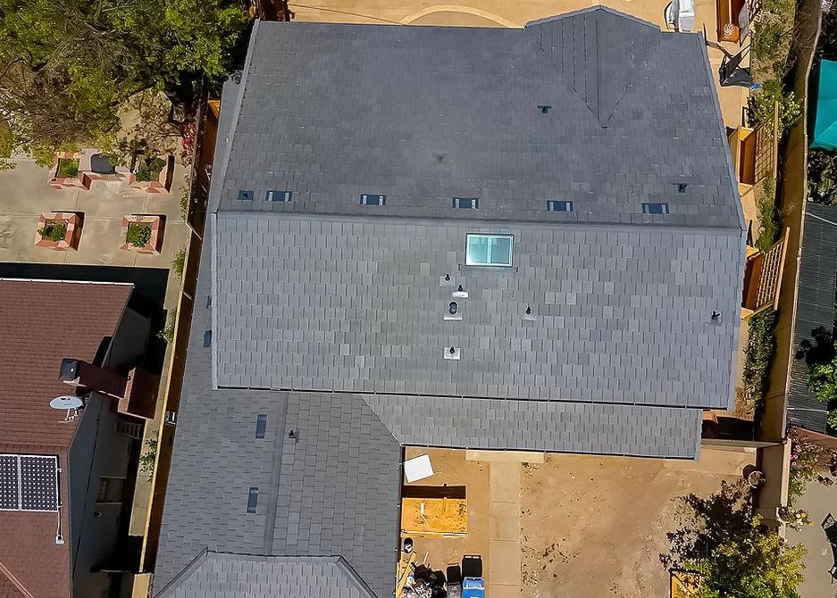 Slide of Mel's Roofing