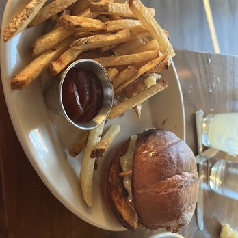 Commoner & Co - Chicken sandwich - Cocktail Bars Near Me - Tucson, Arizona Commoner & Co - Chicken sandwich - Cocktail Bars Near Me - Tucson, Arizona