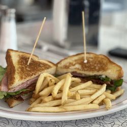 Sunliner Diner - Club sandwich delight