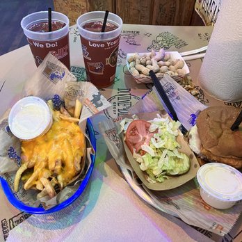 River City Cafe - Fried Mac and Cheese Burger, Cheese Fries, Sweet Tea & water, roasted peanuts - American Near Me - Myrtle Beach, South Carolina
