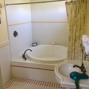 The Flower Farm Inn - Tub - Bed & Breakfast Near Me - Loomis, California