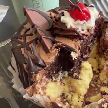 Oakmont Bakery - Oakmont (cheesecake and chocolate cake) - Bakeries Near Me - Oakmont, Pennsylvania