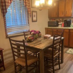 Parrish Mountain Retreat - Cozy kitchen area... with a magic trash can (not shown).