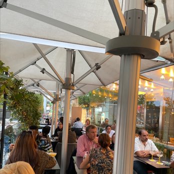 Le Drugstore - Outdoor seating Champs d Elysee. - French Near Me - Paris, 75 Le Drugstore - Outdoor seating Champs d Elysee. - French Near Me - Paris, 75
