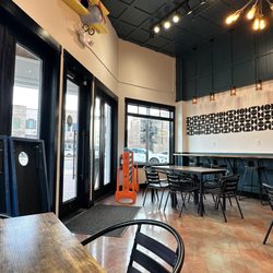 Vampire Penguin - Inside seating area