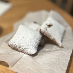 The White Alligator - Hello dessert!