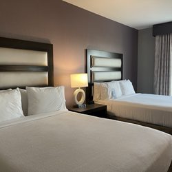 Holiday Inn Express Kenner - New Orleans Airport - Double beds, there's also a desk and a large tv