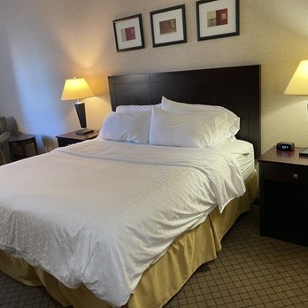 Holiday Inn Express & Suites - The bed was comfortable - Hotels Near Me - Anderson, Indiana Holiday Inn Express & Suites - The bed was comfortable - Hotels Near Me - Anderson, Indiana