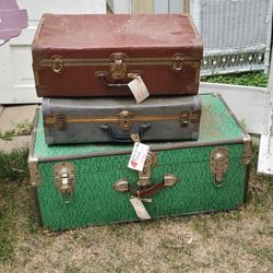 Alamo Vintage Market - Vintage suitcases