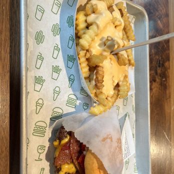 Shake Shack Willis Tower - Fast Food Near Me - Chicago, Illinois