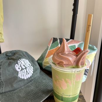 Banan - Kaimuki - Strawberry Matcha Float - Ice Cream & Frozen Yogurt Near Me - Honolulu, Hawaii