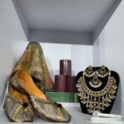 Multi colors jewelry set with same color bengals and Punjabi jutti