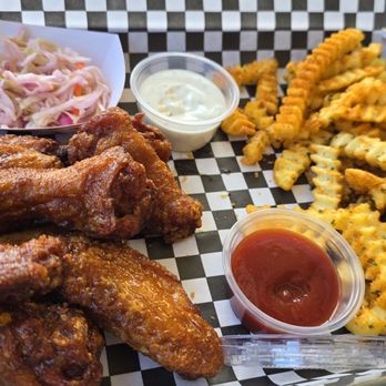 Ten Hut - Their wings are sooo goood - Pubs Near Me - Temecula, California